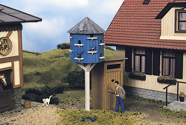 Pola 331764 - Pigeon House With Outhouse
